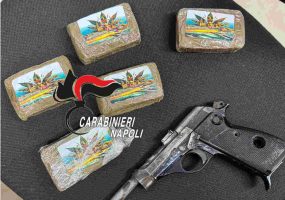 Secondigliano, hashish e cocaina in casa: arrestato pusher 30enne