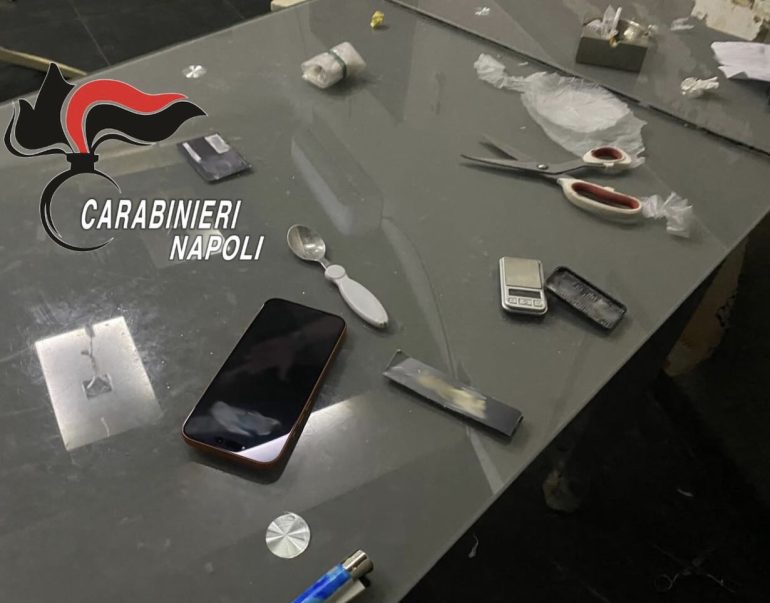 Spaccio nel garage tra San Giorgio e Portici: telecamere e «scrivania operativa», arrestato 17enne