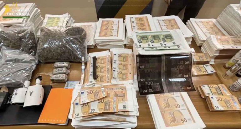 Torre Annunziata, sequestrata stamperia di soldi falsi: banconote «invecchiate» per ingannare i controlli