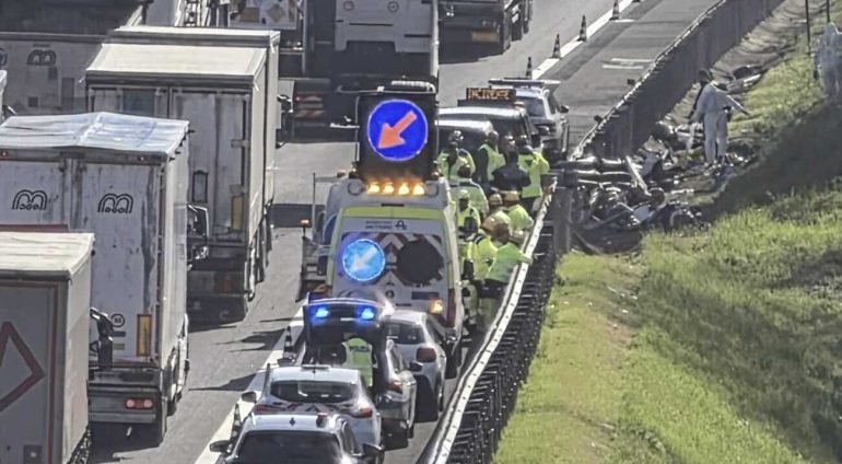 Tragedia in autostrada: 3 operai muoiono nello scontro tra furgone e auto