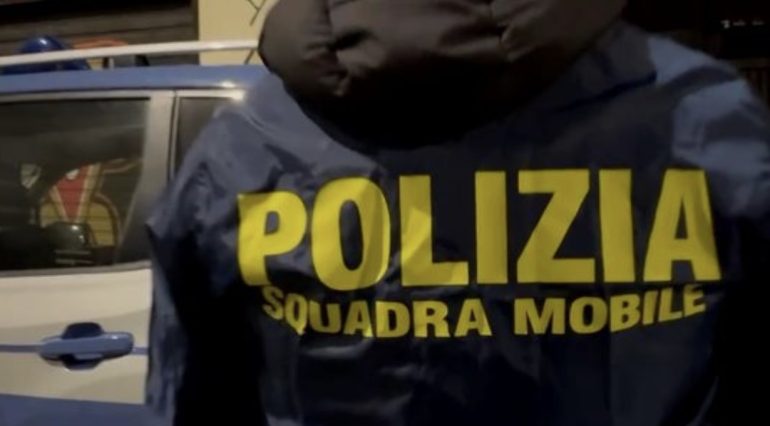 Volla, 5 panetti di hashish nel bagagliaio: arrestato pusher 39enne