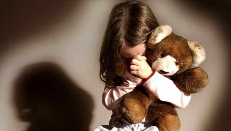 Abusi sui figli, arrestato un 55enne