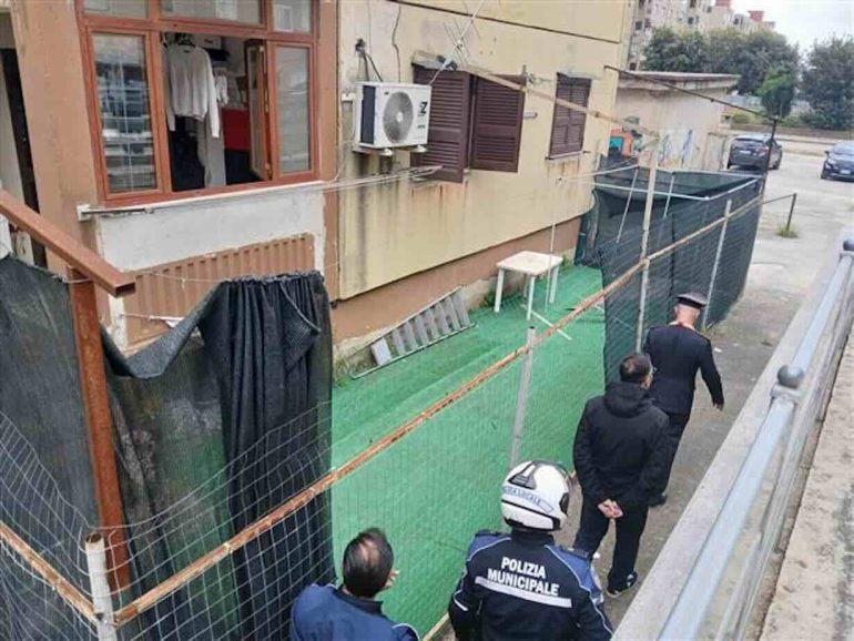 Afragola, viali pubblici invasi da estensioni abusive