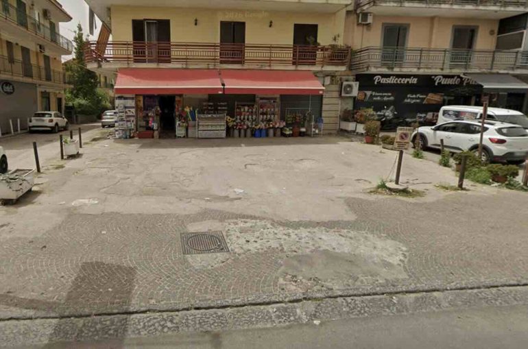 Agguato in pieno giorno a Mugnano: 26enne ferito a colpi di pistola