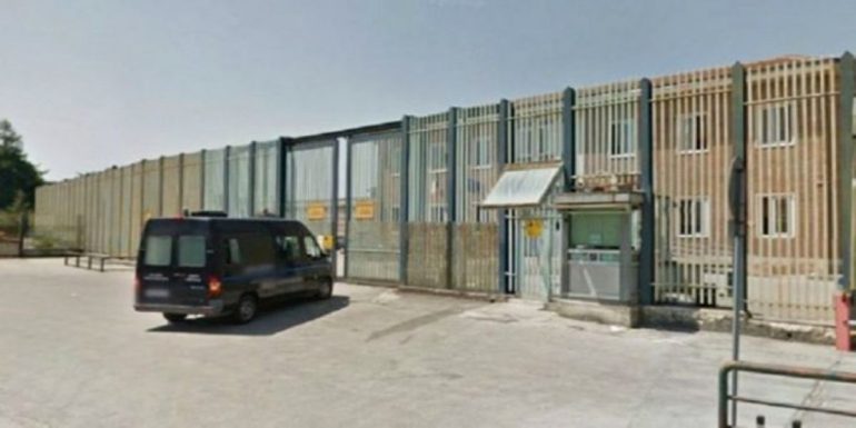 Ariano Irpino, follia in carcere: detenuto aggredisce due agenti, finiscono al Pronto Soccorso