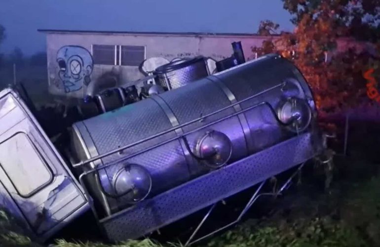 Il camion del latte coinvolto nell'incidente