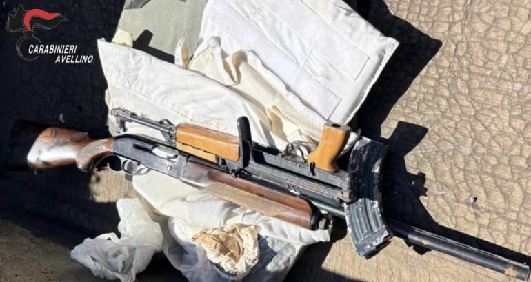 Avellino: Kalashnikov, fucile e giubbotti antiproiettili nascosti in casolare abbandonato