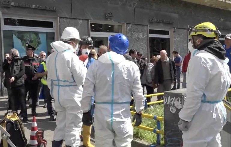 I controlli nei cunicoli dopo la rapina in banca