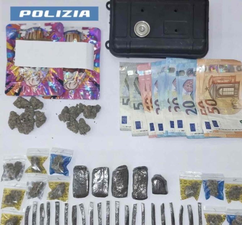 Blitz antidroga a Secondigliano: dosi nascoste dietro la saracinesca
