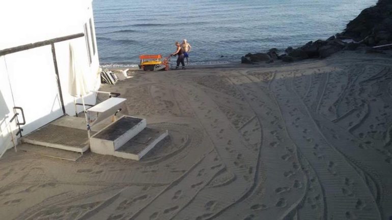 Caduta sospetta a Ischia: marito della vittima trovato ferito nel punto esatto della morte della donna