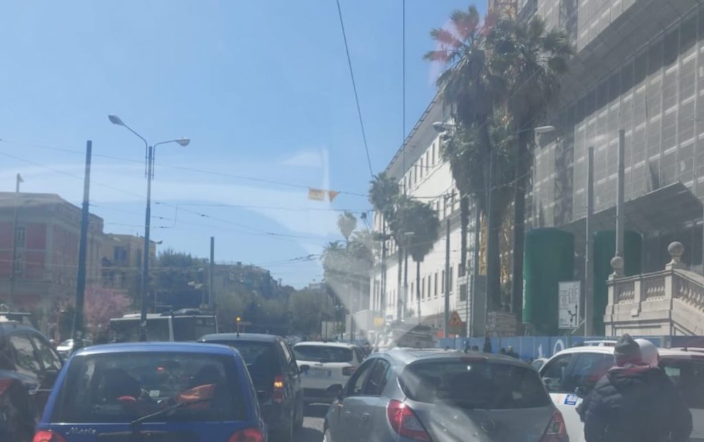 Caos traffico a Napoli: i taxi contro il Comune, «Vietate le auto in centro nei festivi»