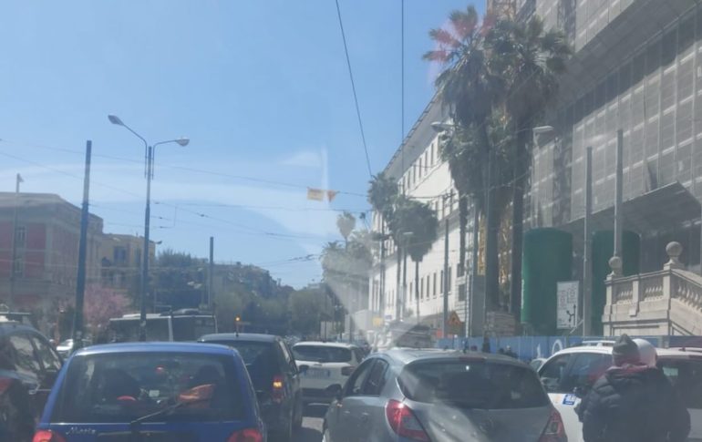 Caos traffico a Napoli: i taxi contro il Comune, «Vietate le auto in centro nei festivi»