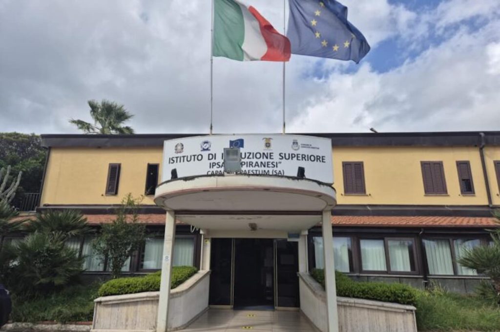 Capaccio, raid notturno al liceo Piranesi: rubati computer e soldi dai distributori