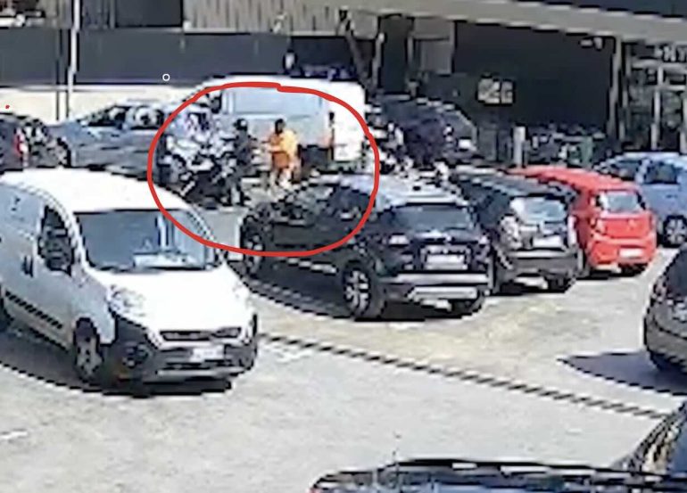 Casoria furto di uno scooter: il coraggio di un giovane ferma i ladri