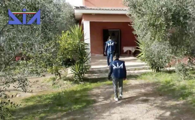 Gli uomini della Dia durante le operazioni di sequestro