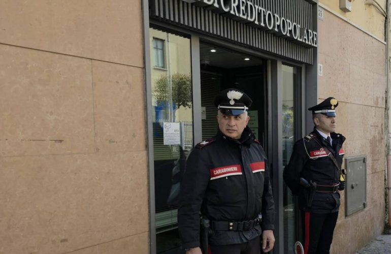 Colpo fallito in banca a Frattamaggiore: due arresti dei carabinieri