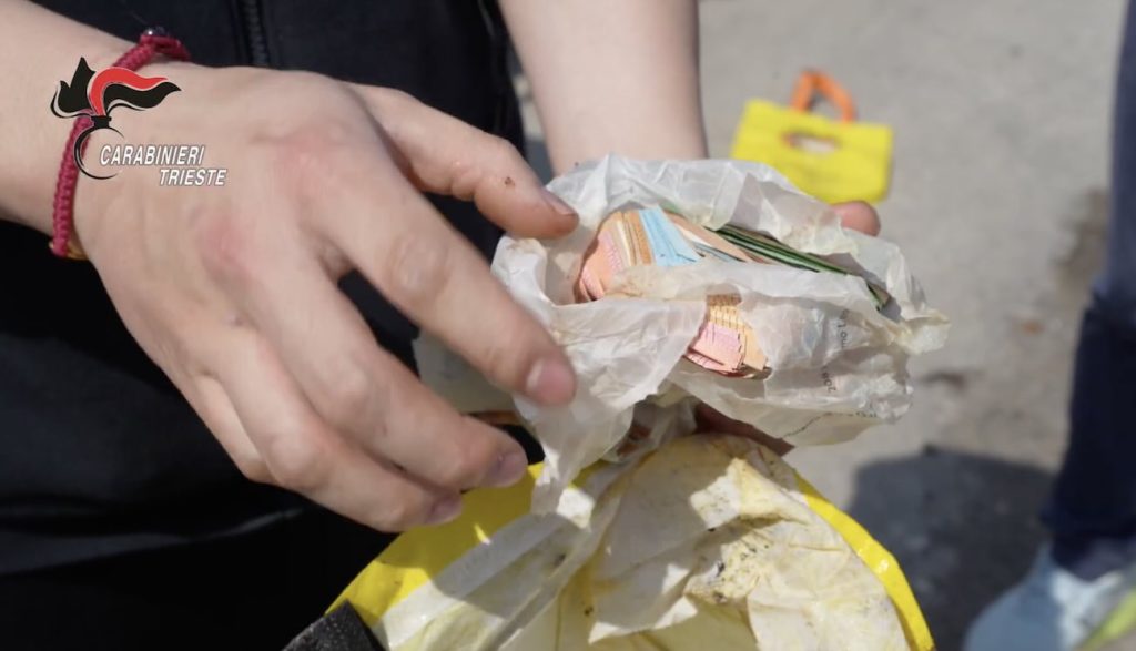 Commerciante getta per errore 7mila euro nella spazzatura: ritrovati dopo 2 giorni