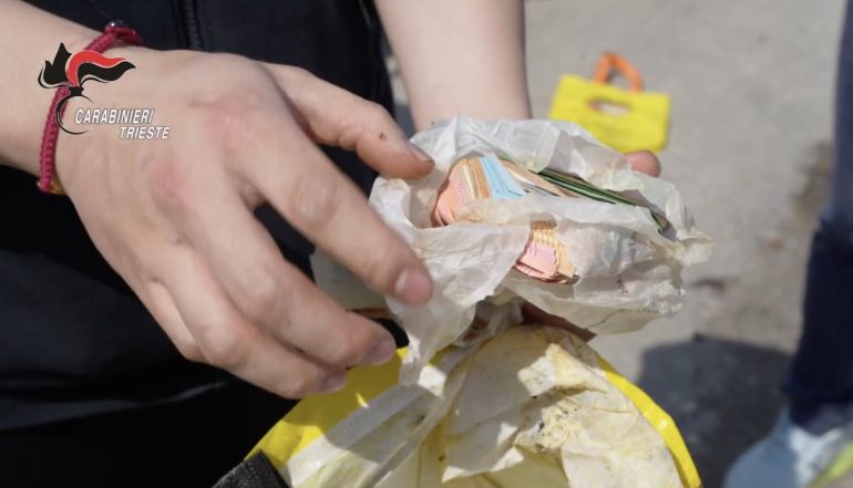 Commerciante getta per errore 7mila euro nella spazzatura: ritrovati dopo 2 giorni