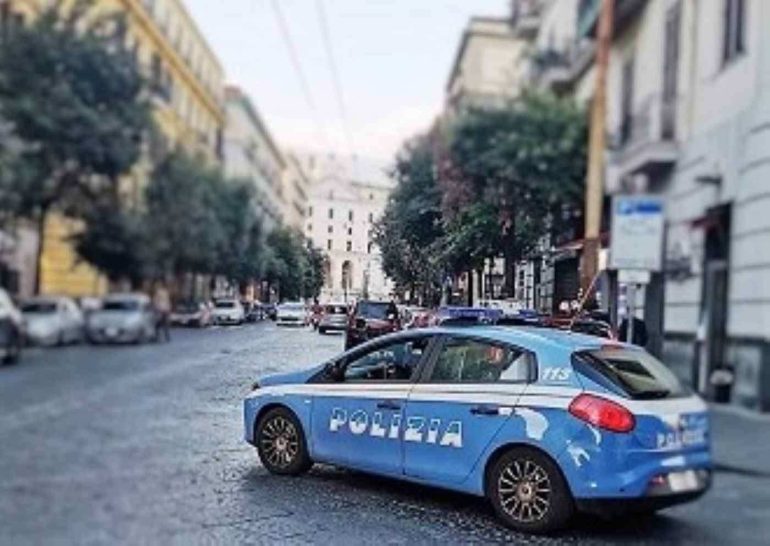 Corso Umberto, evade dai domiciliari per scippare una passante: arrestato 35enne