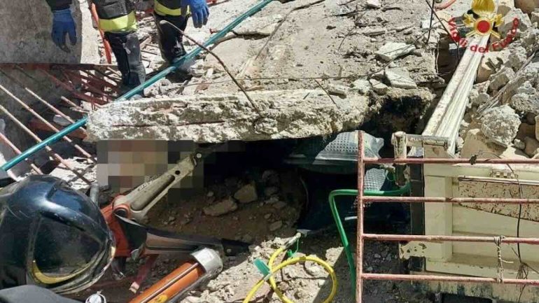 Crolla il solaio di una palazzina: tre operai feriti, uno estratto dalle macerie
