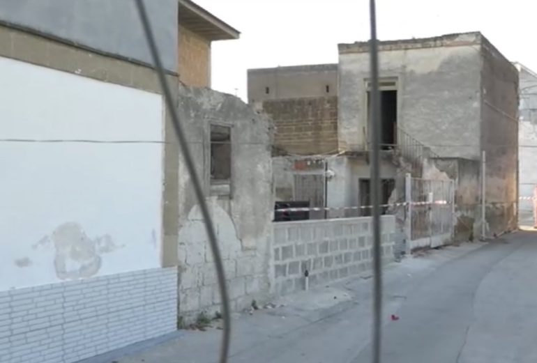 Crolla il solaio nel cantiere abusivo: feriti gravemente tre operai in nero