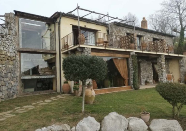 Demolita la «fattoria Marecoccola» a Sorrento: costruttore esegue l’ordine in autodemolizione