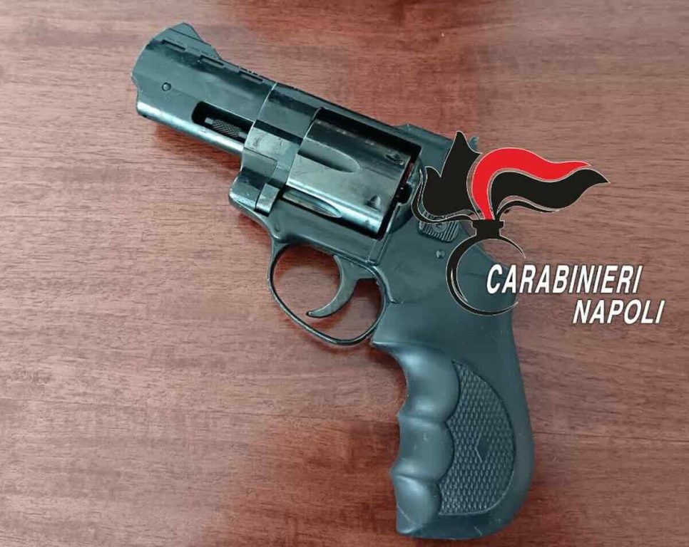 Ercolano, revolver nascosto nel vano della Smart: arrestato 54enne