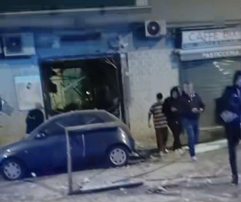 Esplosione in un salone da barbiere a Fuorigrotta: prende quota l’ipotesi fuga di gas