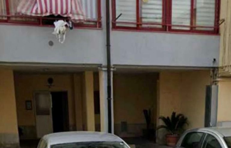 Esplosione nel quartiere Pescara di Eboli: paura in una palazzina, indagano i carabinieri