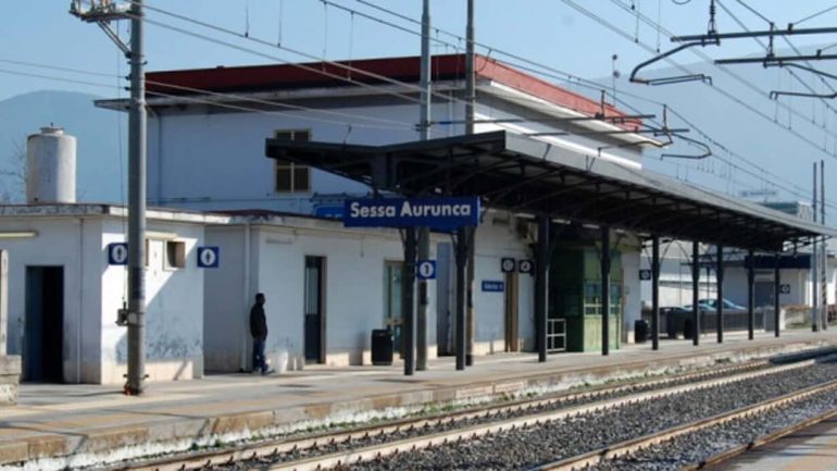 Follia in stazione a Sessa Aurunca: danneggia la sala d’attesa e invade i binari, arrestato 36enne