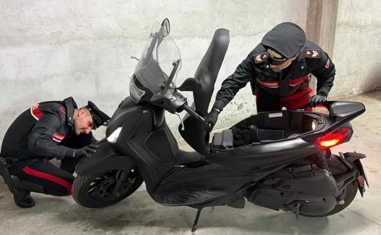 Lo scooter sequestrato al pusher