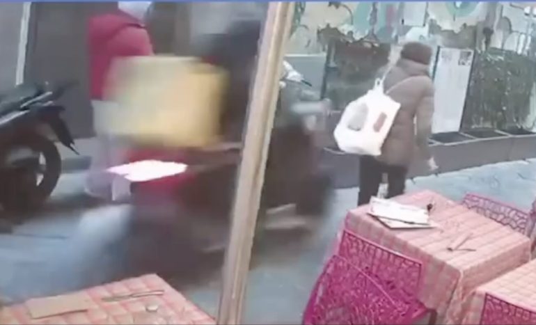 Fuga in scooter e investimento ai Quartieri Spagnoli, il fratello lo difende: «Non è un criminale»