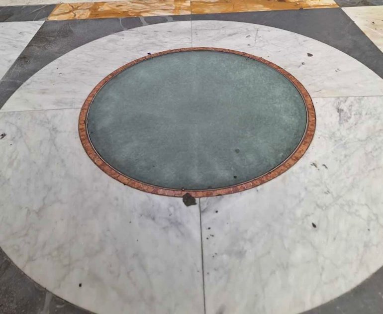 Galleria Umberto I, nuovi atti vandalici: danneggiati gli oblò restaurati