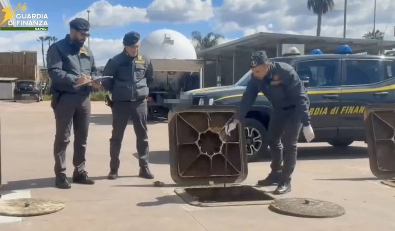 Gasolio adulterato in un distributore di Quarto, sequestrati oltre 4.500 litri
