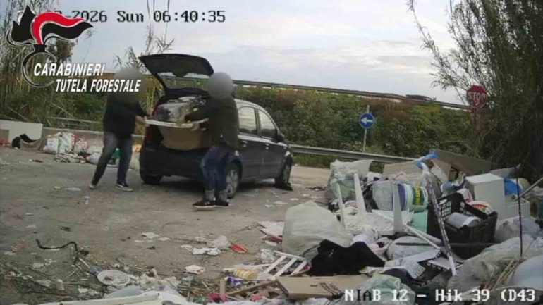 Ripreso dalle telecamere mentre abbandona rifiuti