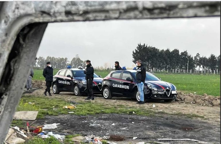 I carabinieri nel campo rom di Giugliano