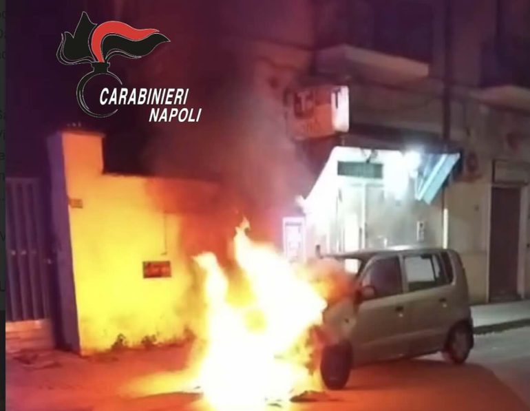 Grumo Nevano, si addormenta al volante con motore acceso: auto in fiamme, estratto in tempo dai Carabinieri