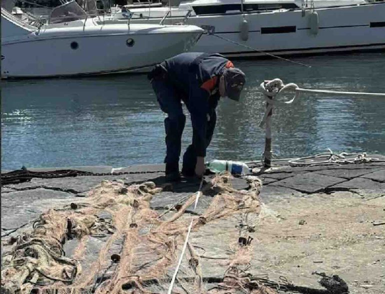 Guardia Costiera sequestra rete illegale di 500 metri nell’Area Marina Protetta «Regno di Nettuno»