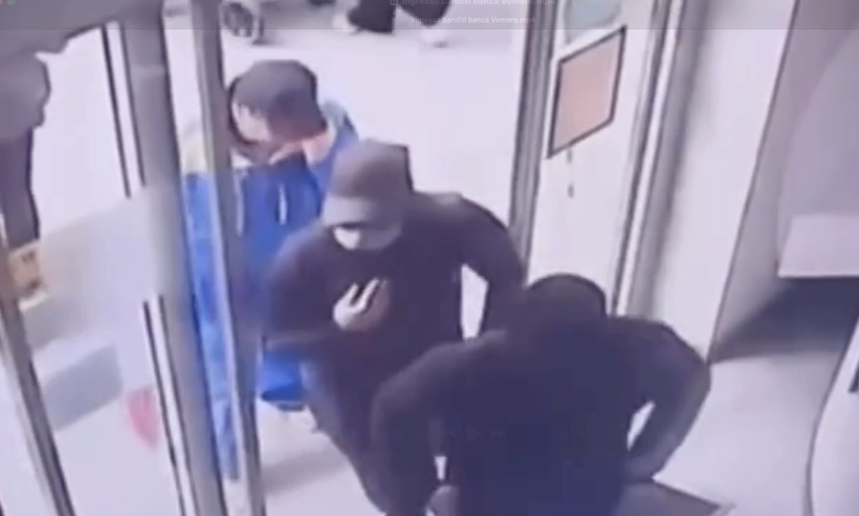 Mistero al Vomero: il colpo senza armi scatena il caos e la paura!