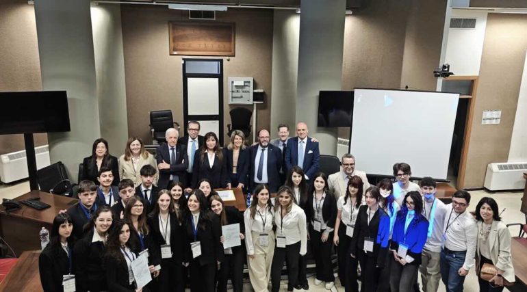 Il Liceo di Meta vince la sfida «Dire e Contraddire» e vola alle nazionali