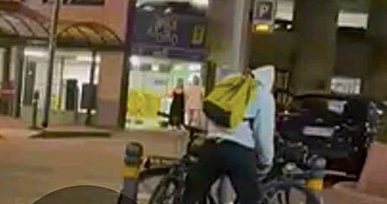 Vico Equense, ladro in fuga con la bici