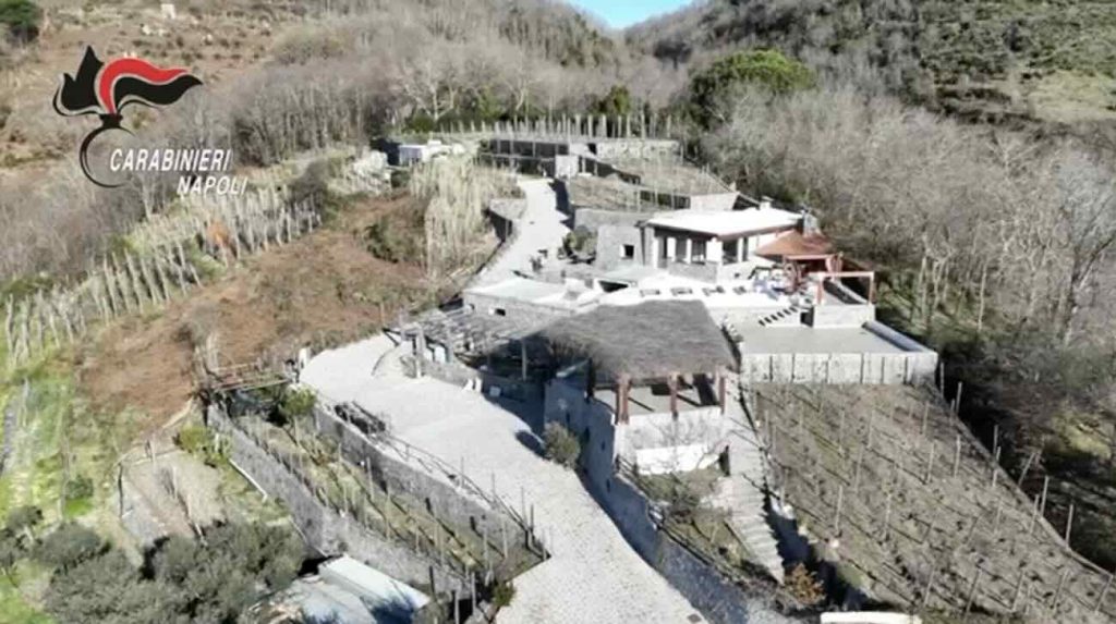 Ischia, maxi-lottizzazione abusiva nel «sentiero delle Baie»: scatta il sequestro