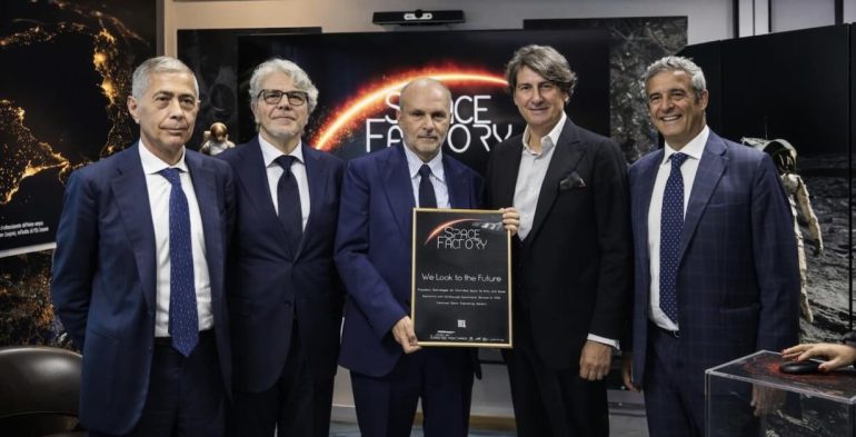 Italia all’avanguardia in sperimentazione biopharma in orbita: Schillaci visita polo napoletano Space Factory