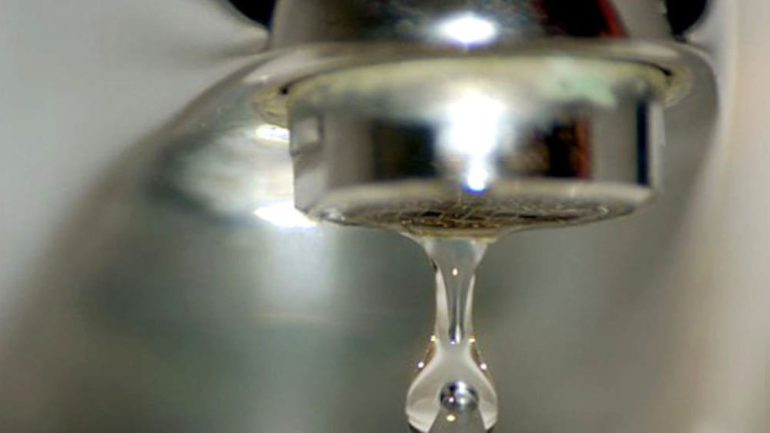 Licola, famiglie senz’acqua da tre giorni: la protesta dei residenti di via Masseria Vecchia