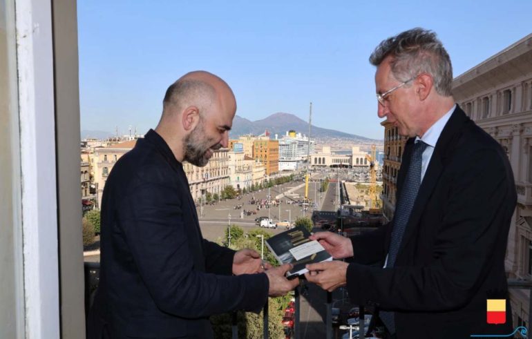 Manfredi riceve Saviano a Palazzo San Giacomo: «Lavoreremo insieme per la cultura»