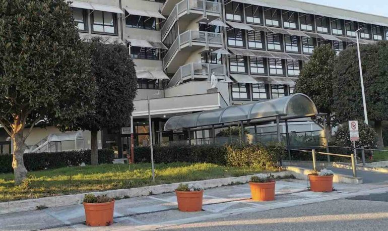 Marano, auto senza freno a mano travolge il proprietario: 46enne salvato dai Carabinieri