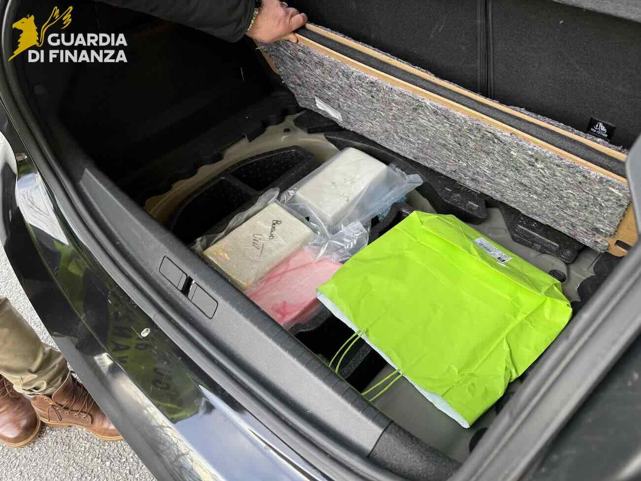 Maxi sequestro di cocaina in Irpinia: arrestato corriere con tre chili di droga