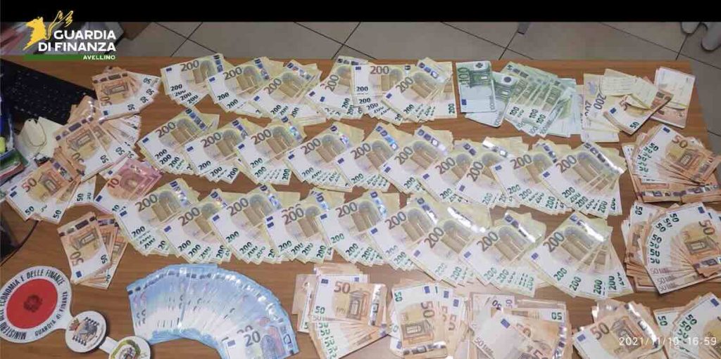 Maxifrode al fisco e riciclaggio: scoperta la stamperia delle false fatture: 13 arresti