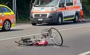 Melito di Napoli, scontro tra moto e bici: due feriti in codice rosso