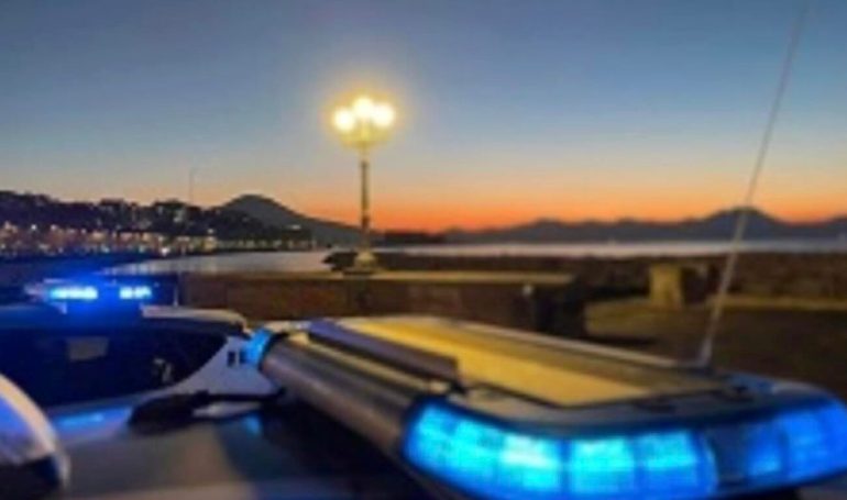 Mergellina, controlli della Polizia tra gli chalet e largo Sermoneta: identificate 280 persone